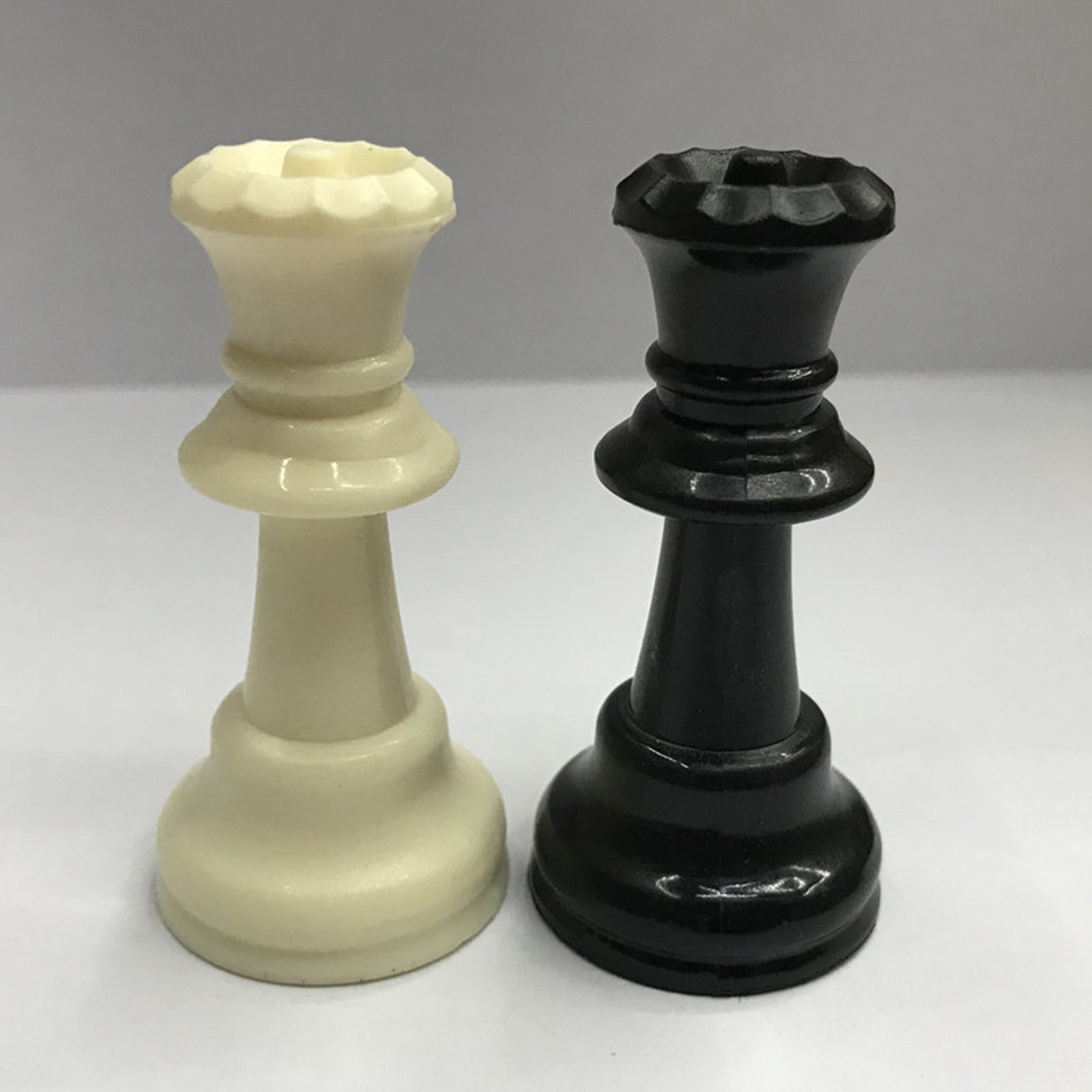 Standard Plastic Chess Pieces Set Plastic Portable Chess Game 95mm King