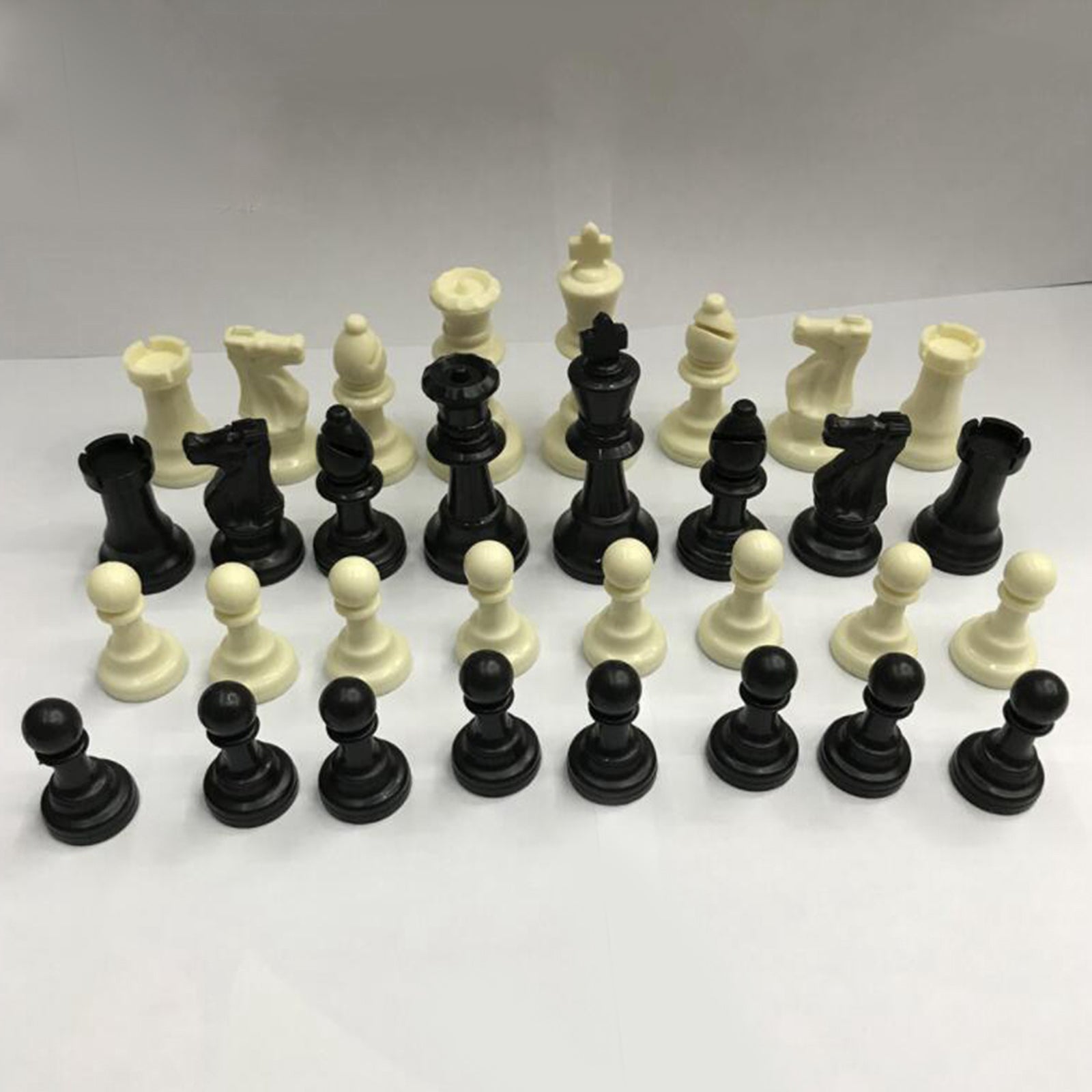 Standard Plastic Chess Pieces Set Plastic Portable Chess Game 95mm King