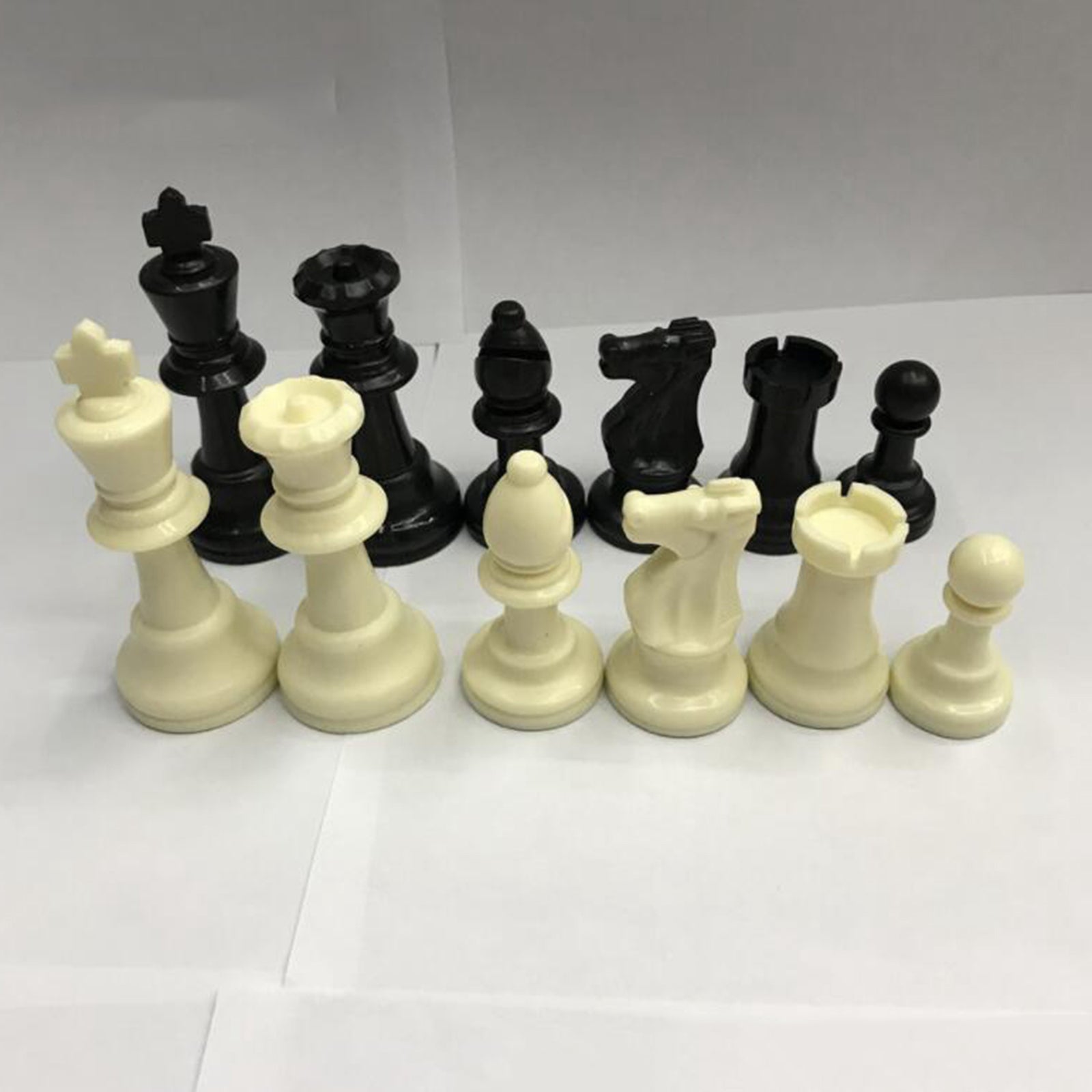 Standard Plastic Chess Pieces Set Plastic Portable Chess Game 95mm King