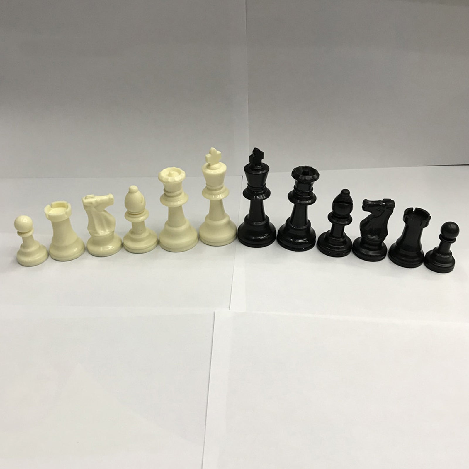 Standard Plastic Chess Pieces Set Plastic Portable Chess Game 95mm King